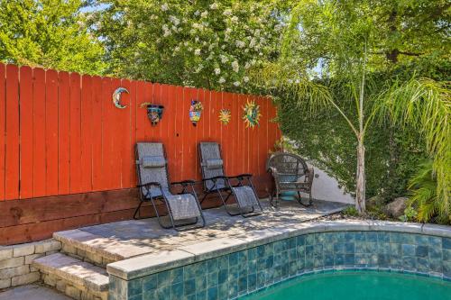 Piscine de l'établissement Spacious Folsom Getaway with Pool and Hot Tub! ou située à proximité
