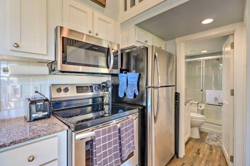 uma cozinha com um fogão e um frigorífico em Upscale Tiny Home - Boho-Chic Austin Getaway! em Austin