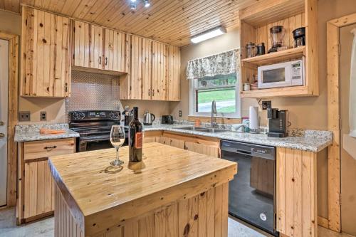 Galeriebild der Unterkunft Hot Tub and Fire Pit Pet-Friendly Clayton Escape! in Clayton