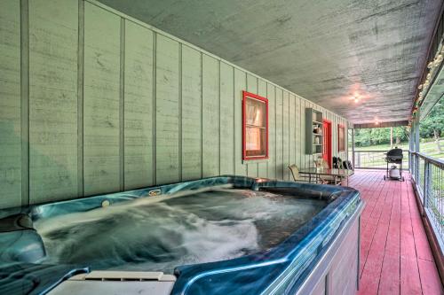 Galeriebild der Unterkunft Hot Tub and Fire Pit Pet-Friendly Clayton Escape! in Clayton