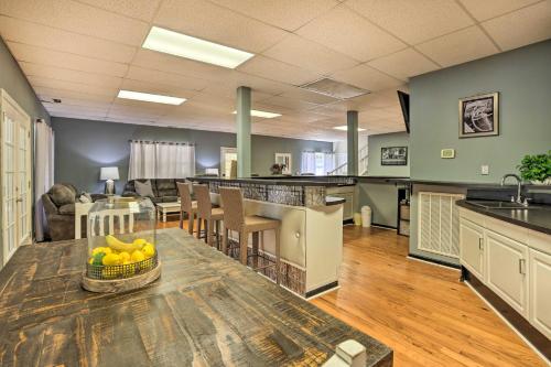 Φωτογραφία από το άλμπουμ του The B Haus Lakefront Retreat with Boat Ramp! σε Pell City