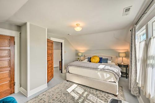 een slaapkamer met een bed en een raam bij Sunny and Central Everett Home Less Than 1 Mile to Dtwn! in Everett