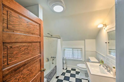 A bathroom at Sunny and Central Everett Home Less Than 1 Mile to Dtwn!