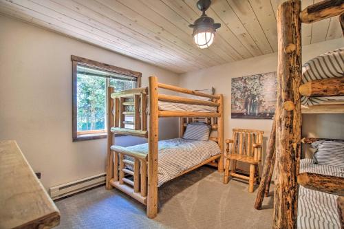 Katil dua tingkat atau katil-katil dua tingkat dalam bilik di Beautiful McCall Cabin Perfect for Families!