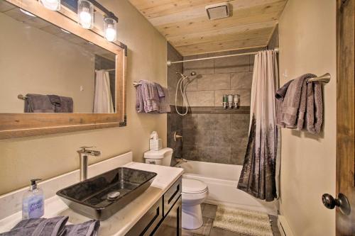 Bilik mandi di Beautiful McCall Cabin Perfect for Families!