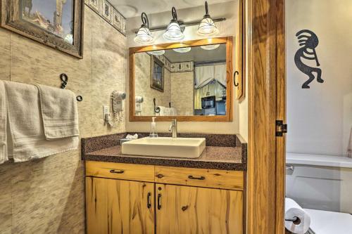 La salle de bains est pourvue d'un lavabo et d'un miroir. dans l'établissement Ski-InandSki-Out Studio at Winter Park Base!, à Winter Park