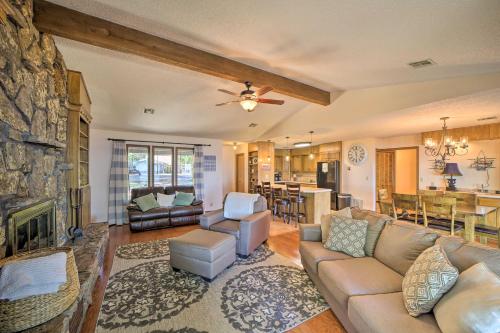 Zona de estar de Grand Lake Views and Fire Pit Monkey Island Home!