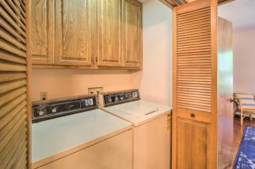 Una cocina o zona de cocina en Grand Lake Views and Fire Pit Monkey Island Home!