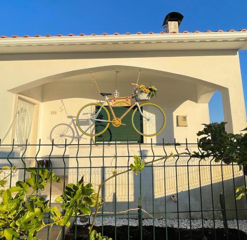 un vélo suspendu sur le côté d'une maison dans l'établissement Vale Encantado - Alojamento Local, à Mação