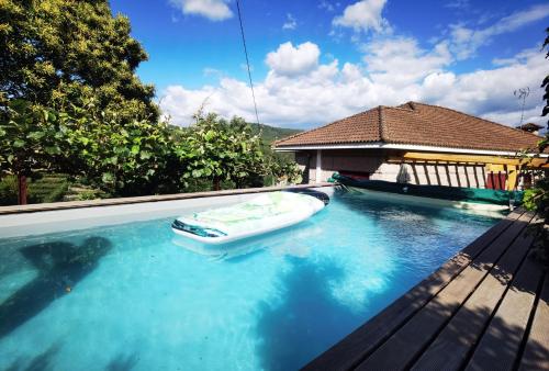 a small boat sitting in the middle of a swimming pool at Refúgio do Seixoso in Celorico de Basto