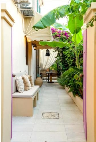 Taman di luar Carmena Residence