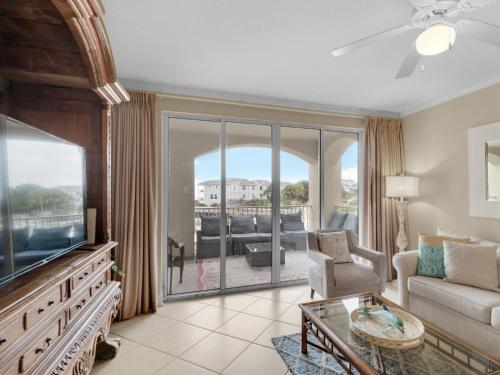 Et opholdsområde på San Remo Condominium 203 by Newman-Dailey