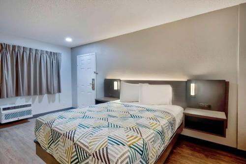 a bedroom with a large bed in a room at Motel 6-Vallejo, CA - Six Flags West in Vallejo
