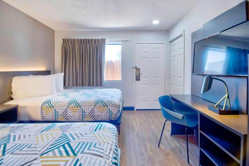 a hotel room with a bed and a desk at Motel 6-Vallejo, CA - Six Flags West in Vallejo