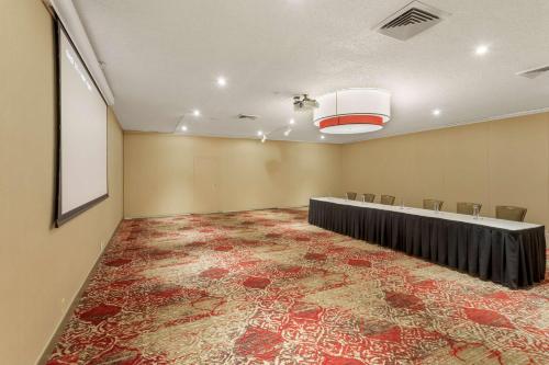 a conference room with a long table and chairs at Best Western Plus Burley Inn & Convention Center in Burley