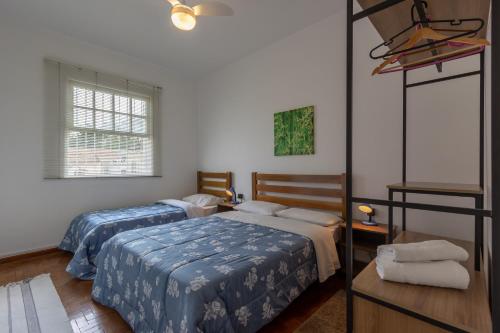 a bedroom with two beds and a window at Casa no Tatuapé com 3 Dormitórios e Garagem in Sao Paulo