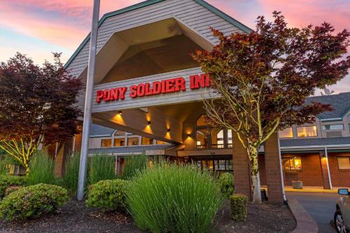 a building with a sign that reads pay soldier inn at Best Western Pony Soldier in Portland