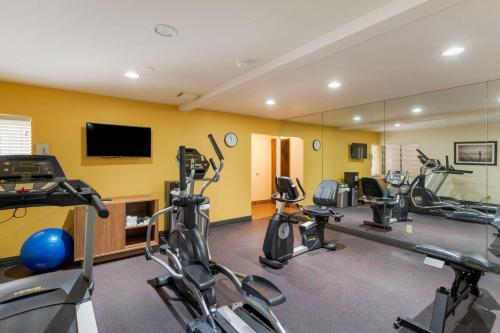 a gym with several treadmills and exercise bikes at Best Western Pony Soldier in Portland