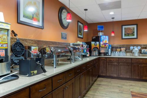 a fast food restaurant with a counter with a unintention at Best Western Seneca-Clemson in Seneca