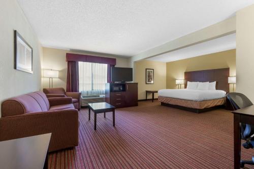een grote hotelkamer met een bed en een bank bij Best Western Seneca-Clemson in Seneca