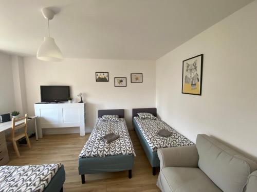 un salon avec un canapé et une table dans l'établissement Pokoje Polinezyjska, à Varsovie