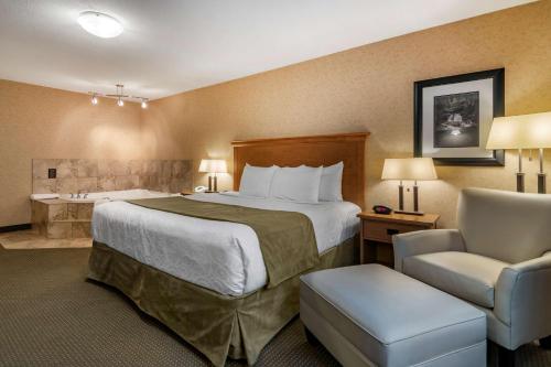 Postel nebo postele na pokoji v ubytování Best Western Sicamous Inn