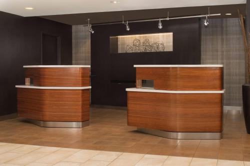 a lobby with two reception desks in a room at Sonesta Select Seattle Bellevue Redmond in Bellevue