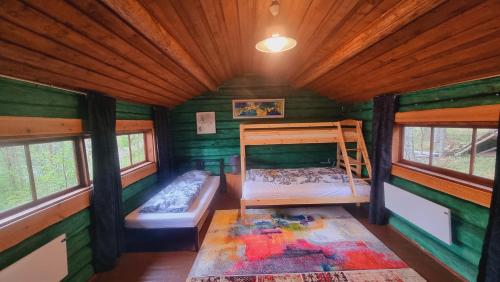 Habitación pequeña con litera en una cabaña en Blockhaus am See en Arvidsjaur