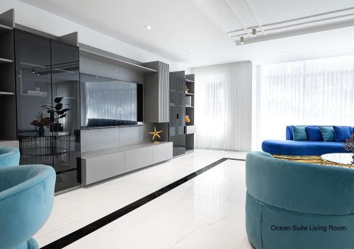 een woonkamer met een blauwe bank en een tv bij Luxury Suites by NOK ISTANBUL NISANTASI in Istanbul