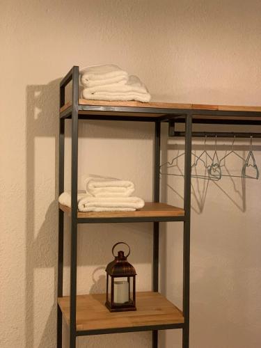 a shelf with a lamp and towels on it at Comodo monoambiente bien ubicado en Cordon in Montevideo