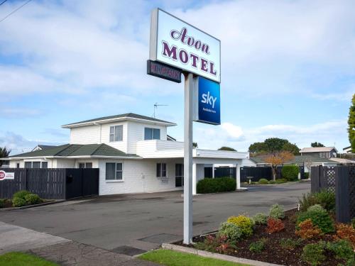 un panneau indiquant un motel devant une maison dans l'établissement Avon Motel, à Hawera