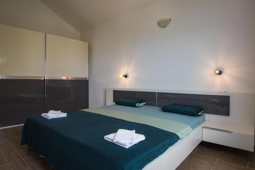 耶塞尼采的住宿－Villa Stipe，一间卧室配有一张床,上面有两条毛巾