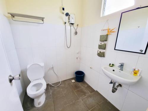 uma casa de banho com um WC e um lavatório em Bahandi Beach Lodge em Mambajao