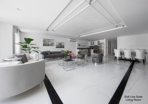 een grote witte woonkamer met een bank en stoelen bij Luxury Suites by NOK ISTANBUL NISANTASI in Istanbul
