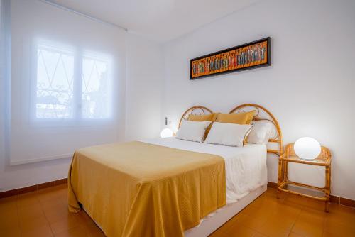 A bed or beds in a room at Beach House Cambrils Apartamento en Primera Línea de playa