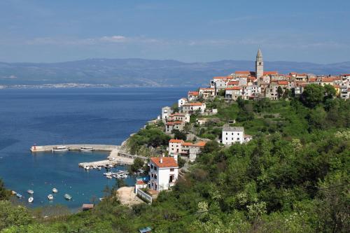 miasto na wzgórzu z wodą w obiekcie Double Room Vrbnik 5302b w mieście Vrbnik