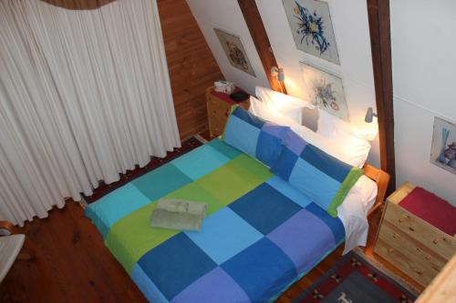 A bed or beds in a room at Green Leaves Cabin