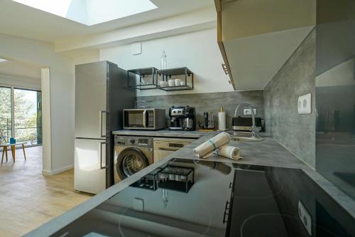 une cuisine avec un évier et une cuisinière four supérieur dans l'établissement La Tournette superb quiet apartment 300 meters from the lake, à Sévrier