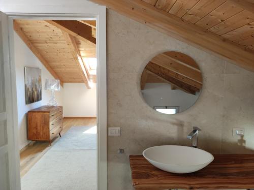 ein Badezimmer mit einem weißen Waschbecken und einem Spiegel in der Unterkunft Agriturismo CapoCasale in Santa Barbara
