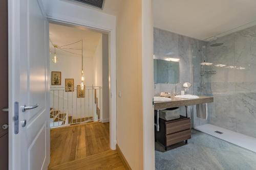 Un baño con lavabo y ducha grande. en Villa L'angelo Del Lario, en Carlazzo
