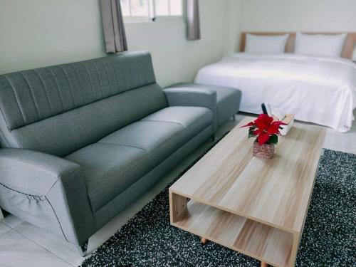 a living room with a couch and a bed at 谷築石苑 in Fengli