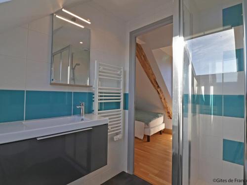 een badkamer met een wastafel en een spiegel bij Gîte Ménil-Gondouin, 4 pièces, 8 personnes - FR-1-497-143 