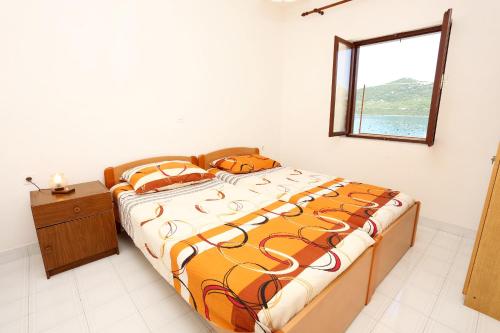 1 dormitorio con cama y ventana. en Apartment Kabli 10225a en Brijesta