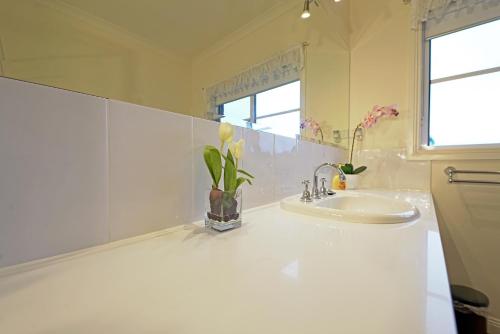 Ένα μπάνιο στο Heathcote Holiday Farmstay 5-BRM Villa with Pool BBQ