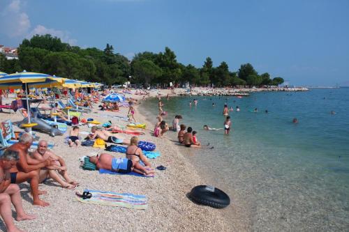 een grote groep mensen op een strand bij Double Room Crikvenica 12305b in Crikvenica