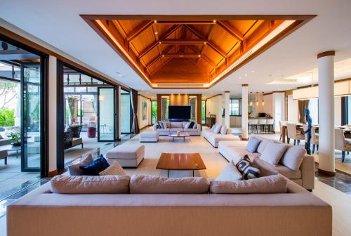 - un grand salon avec un canapé et une table dans l'établissement Laguna Pool Villas, à Bang Tao Beach