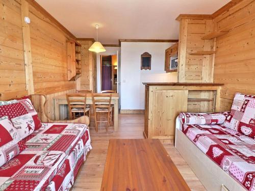 Posteľ alebo postele v izbe v ubytovaní Appartement Ski aux Pieds à La Tania - 4 Pers, 31m², Balcon, 2 Pièces - FR-1-182A-1