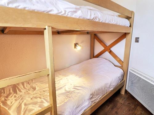 quelques lits superposés dans une chambre dans l'établissement Appartement à La Tania - 6 pers, 41m², skis aux pieds, balcon, proche commerces - FR-1-182A-4, à Courchevel
