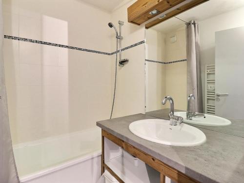 une salle de bain avec un lavabo et une douche dans l'établissement Appartement à La Tania - 6 pers, 41m², skis aux pieds, balcon, proche commerces - FR-1-182A-4, à Courchevel