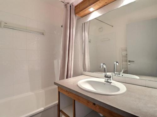 Kúpeľňa v ubytovaní Appartement skis aux pieds, 6 pers, 2 pièces cabine, balcon, La Tania - FR-1-182A-7